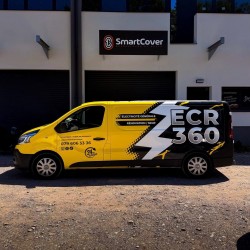 Semi-covering publicitaire jaune et noir sur un fourgon utilitaire ECR 360 devant l'atelier SmartCover