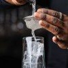 Touches finales apportées à un cocktail fait maison