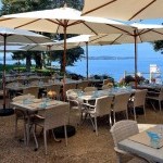 Terrasse ombragée avec parasols du restaurant Le Redon au bord du lac Léman à Margencel