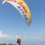 Baptême de parapente en tandem lors de l’atterrissage avec moniteur de l’école Air Léman