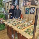 Cuisiniers de Sushi & Kimchi présentant des bateaux de sushis prêts pour la livraison à Saint Julien en Genevois
