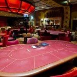 Table de poker prête pour une partie dans la salle de jeux du casino