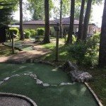 Parcours de mini-golf ombragé au Joy's Club, parc multi-activités à Divonne
