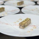 Plat raffiné servi au Gaium, mettant en valeur la créativité culinaire