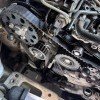 Gros plan sur une courroie de distribution neuve installée sur les poulies d'un moteur thermique dans l'atelier MonsieurPneus.