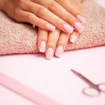 French manucure classique et soin des cuticules pour des ongles naturels parfaits chez XXL Coiffure à Annemasse