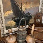 Tableau encadré et collection d’objets anciens visibles en boutique
