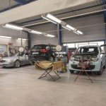 Réparations automobiles simultanées dans l'atelier du garage Gaud Car System