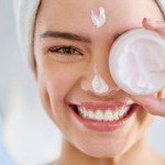 Application de crème naturelle lors d’un soin visage bien-être chez JFG Clinic
