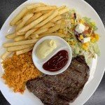 Assiette de grillade de bœuf au restaurant Le Pacha à Gex, spécialité maison