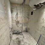 Salle d’eau en cours de démolition, chantier de rénovation intérieure à Annemasse par Liberté Patrimoine Rénovation