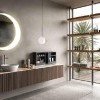 Salle de bain moderne et suspendue assortie à une cuisine haut de gamme de chez Aran Cucine Store à Montpellier
