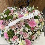 Arrangement floral conçu pour un deuil, avec des fleurs apaisantes