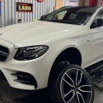 Remplacement de pneus sur Mercedes en atelier chez MonsieurPneus, service entretien et montage à Amancy 74 Pays Rochois