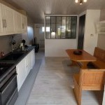 Cuisine et coin repas d'une maisonnette en conciergerie Prestige Home Partner Airbnb Chablais