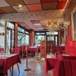 Salle du restaurant Indian Masala à Saint-Julien avec une décoration sobre et contemporaine