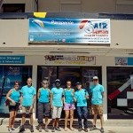 Photo de groupe des stagiaires et moniteurs devant l’école de parapente Air Léman à Thollon-les-Mémises