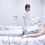 Préparation d’un soin esthétique sur le corps d’un homme chez JFG Clinic Gaillard