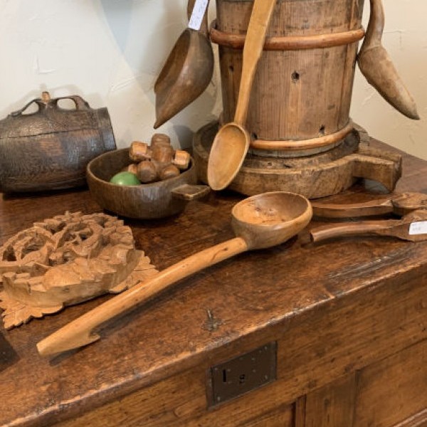 Objets de brocante estimés par l'antiquaire Daniel Belot
