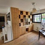 Étagère design en bois à motif d’échiquier conçue par Rob’Art