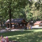 Vue générale de l’espace extérieur arboré du parc Passy Accro Lac