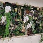 Composition murale florale artistique avec des fleurs variées