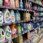 Rayon entretien avec bidons de lessive au Magasin Utile