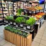 Étal de fruits frais et salades au Magasin Utile