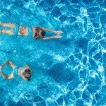 Vue aérienne de la piscine disponible en choisissant de louer un appartement pour un weekend à Béziers 34