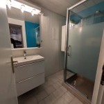 Salle de bain moderne avec douche, logement géré par Prestige Home Partner conciergerie en Haute-Savoie