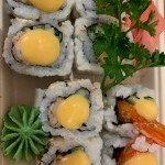 Kimchis maison, spécialité coréenne fermentée, servis dans une assiette traditionnelle