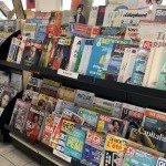 Etagères de journaux et magasines au 2LR à Ville-la-Grand