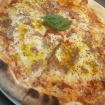 Pizza croustillante servie au Galta, restaurant et bar dinatoire avec soirées à thème près de Perly
