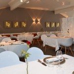 Salle du restaurant Le Coq Rouge avec ambiance élégante et chaleureuse à Saint-Genis-Pouilly