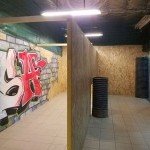 Terrain d’airsoft indoor aménagé avec obstacles et couloirs de tir