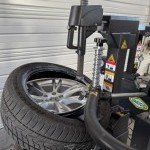 Machine de montage pneumatique en action pour pose de pneu chez MonsieurPneus à Amancy 74