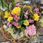 Panier rempli de fleurs colorées et parfumées