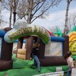 Jeux gonflables colorés pour enfants au Joy's Club dans le Pays de Gex