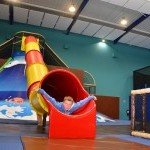 Enfant s'amusant sur un toboggan au Kid Park de Seven Squares