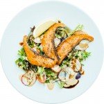 Filets de poisson servis avec accompagnement au Double Concept, restaurant à la cuisine variée