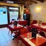 Salle du restaurant Indian Masala à Douvaine, ambiance chaleureuse et décor indien