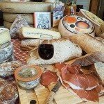Fromages et charcuterie savoyarde servie avec pain artisanal et vin rouge au restaurant La Fromagerie