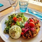 Assiette de bruschetta aux tomates et burrata crémeuse au restaurant Le Redon à Margencel