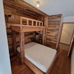 Lit superposé sur mesure combinant couchage double et simple en bois