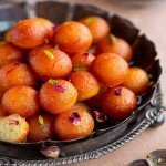 Gulab jamun au sirop, dessert indien sucré servi au restaurant Indian Masala Douvaine