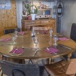 Table ronde dressée devant les cuisines ouvertes du restaurant traditionnel