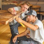 Robin Chalençon et son apprenti prenant des mesures pour un agencement d’intérieur