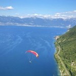 Vol en parapente au-dessus d’une crête plongeant dans le lac Léman, panorama exceptionnel