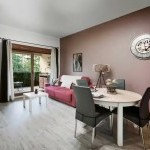 Salon et salle à manger d'un appartement en conciergerie chez Home Prestige Partner dans le Chablais, Haute-Savoie