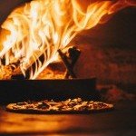 Pizza cuite au feu de bois au Double Concept à Ville-la-Grand, sur place ou à emporter